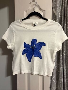 Pull&Bear White Crop Top with Blue Floral Graphic